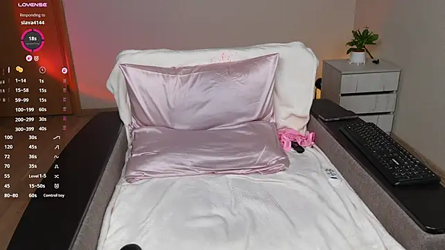 HottieEmma - naked, rub and finger pussy till i cum