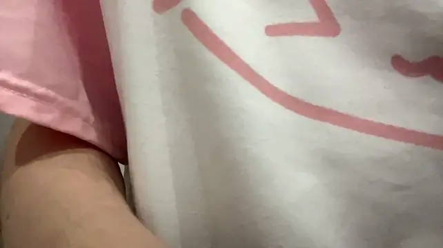 Mollyrealay - show off bare shoulders+tease with tits