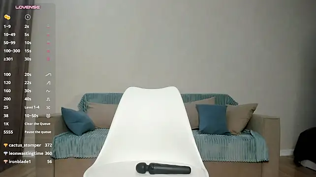 Xo_Niya - spanking butt in doggy pose