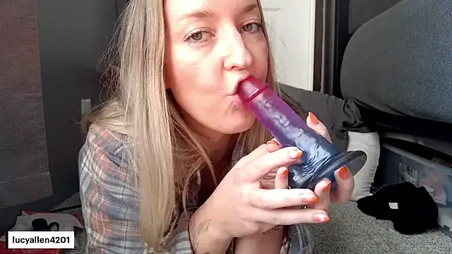 Lucyallen4201 - Spread Ass