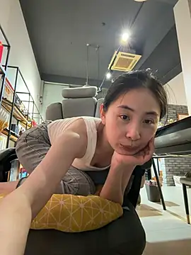Yiyi_yi - 店门口夹假鸡鸡