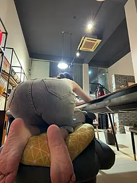 Yiyi_yi - 店门口夹假鸡鸡