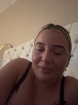 Oliviaabluee - boobs out 5 mins🩵