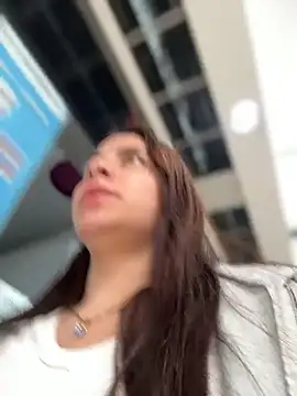 Hannacruzs - Play in the public bathroom and squirt
