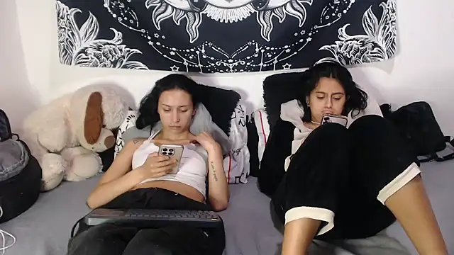 Emily_n_abby - SHOW TITS