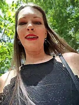 Karlacasada - Peitos babados 🤤 no parque