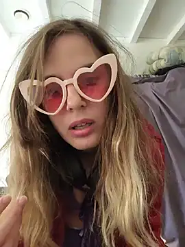 Frenchgirl - Je mets de l'huile sur mes boobs
