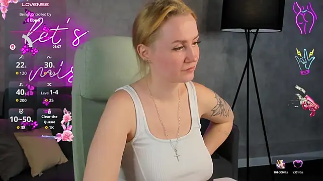 Jooyce_Howward - posa doggy in panty
