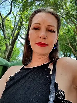Karlacasada - Peitos babados 🤤 no parque