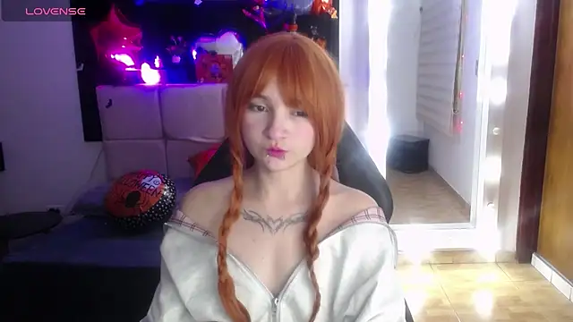 _Charlotte_Collins_ - show my tits<3