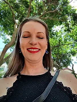 Karlacasada - Tirar a calcinha no parque 😏