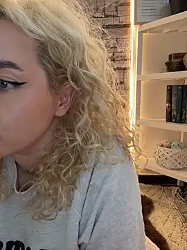 CurlyDaisy - shake boobs in your face