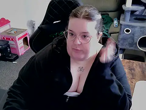 BBW-QUEENIE - PUSSY PLAY WITH DILDO