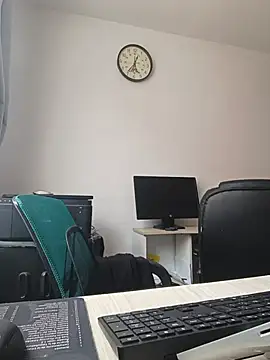 Paolitha25 - 🔥Get completely naked in the office🔥