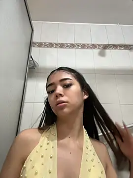HoneyMollyX - FINGERING IN THE BATHROOM