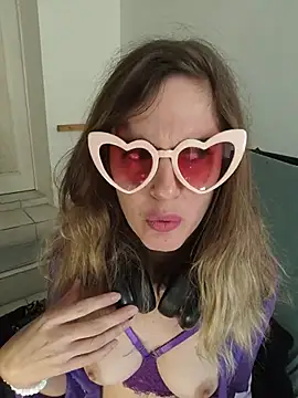 Frenchgirl - Je mets de l'huile sur mes boobs