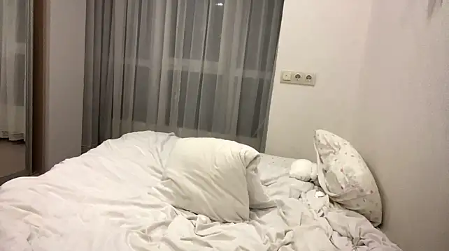 Mollyrealay - 10 Jumps boobs close to cam <3