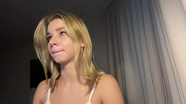 PickmeGirl - Blow a kiss close to cam😘