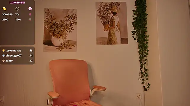 Diva_Amy - shake bare tits close2cam