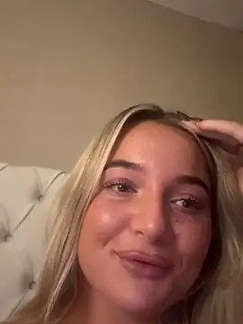 Oliviaabluee - boobs out 5 mins🩵