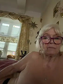 HotGrandma70 - 💋Brüste zusammen drücken