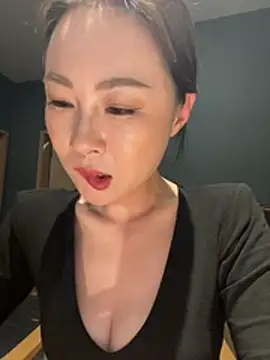 Eva10069 - 跟朋友出门旅游，酒店🏨家庭房勾引朋友老公