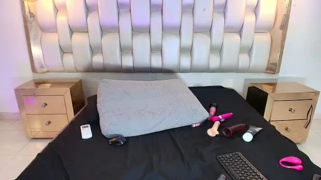 AprillRoss - 🍑🍒FINGERIND ASS 🍒🍑