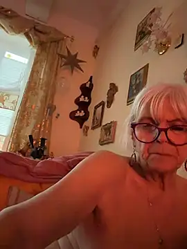 HotGrandma70 - 💋Brüste zusammen drücken
