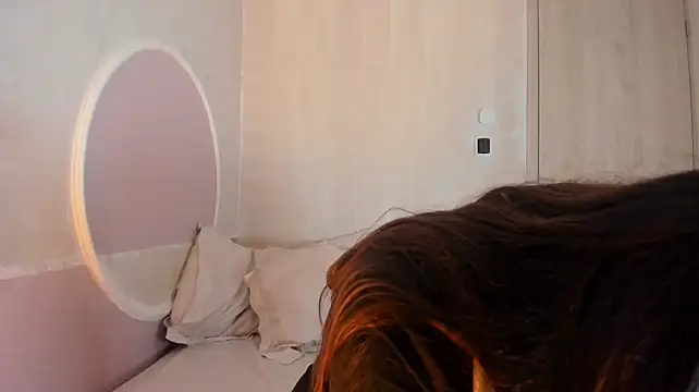 Lilith_rossi_ - Show a bit more cleavage pretty