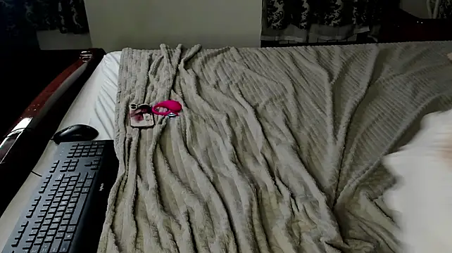Silent_Fable - fingers inside pussy