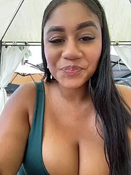 NayTorres - MAKE ME A BIG SQUIRT IN PUBLIC