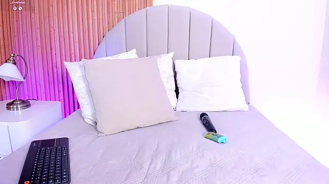 Raquel_Hide - Show tits and lick fingers 👅