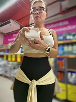 DIANITA_1988 - Boobs on display in a strange supermarke