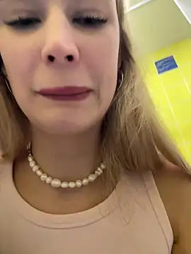 Blonde_exe - open door+moan loud at supermarket wc