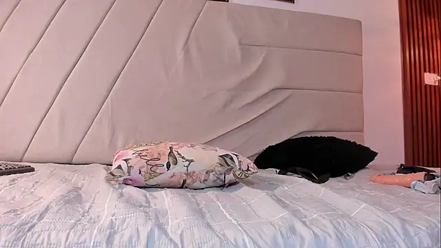 Samaraa_smith1 - rubbing the anal plug against th 🍑🍆🎁