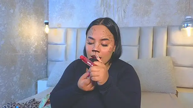 EmilyQueen3x - a feline gaze and a bite of her lip😛