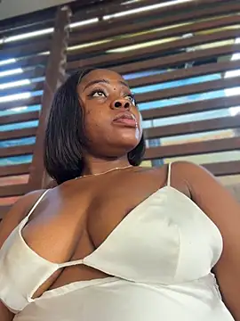 __tash - Pussy wind open& fingering in public 😈