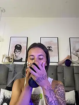 JuliaColemann - Suck a finger 😋