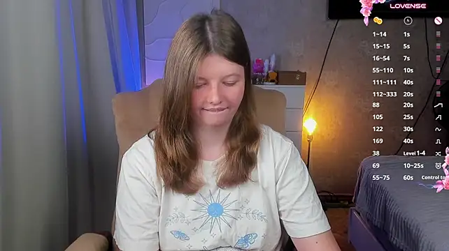 Vivian_cutie - Take off my T‑shirt.