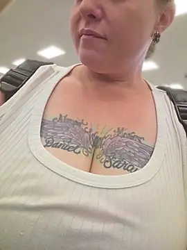 Julimonroe - Peek a boob 😈