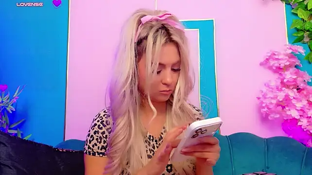 AriannaSins - 🔥 Strip me down and tease me 🔥