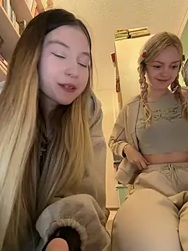 Elsawhere - Nancy touch Elsa`s ass and squeeze🍑