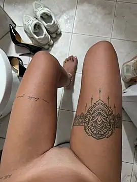 Thegirlofthemirror - Doggy con tacchi