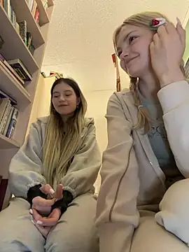 Elsawhere - Nancy touch Elsa`s ass and squeeze🍑