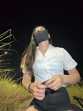 AiBanana - 公路上 刺激敏感骚逼喷水 最后完成目标者🎯送小粉塞入链接90秒 加全裸