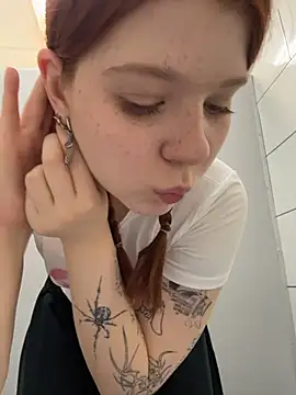 Freaky__Nikki - body tour + rub my tits