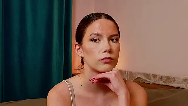 MarcellaAveado - stunned air kiss attack
