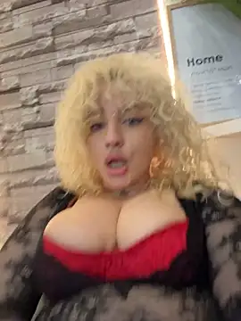 CurlyDaisy - shake boobs in your face
