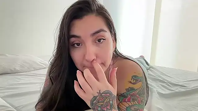 KathiaJenner - Slowly sliding down my loose jeans 👖👀