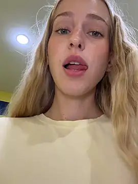 Kira_mia - open door&play with my hard nipples